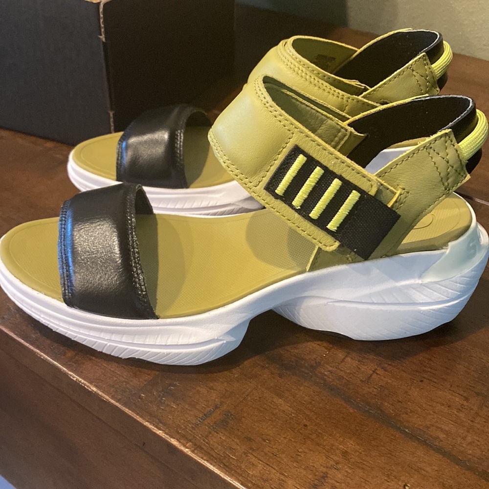 Sorel Explorer Blitz Stride Sandal. Size 6.5. Brand new in box! Olive & Black